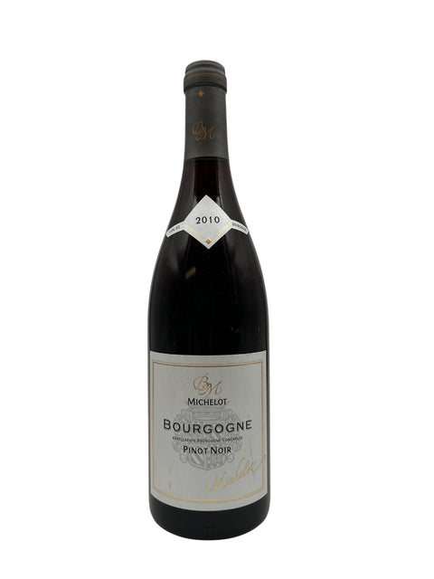 Eine Flasche Rotwein Bourgogne Michelot 2010