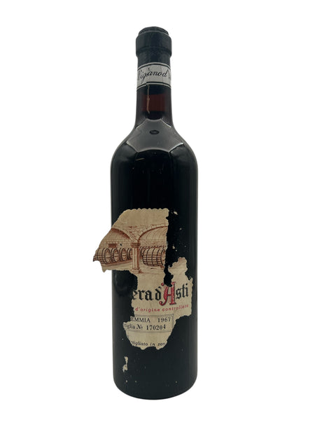Flasche Barbera d'Asti Vignano 1967 mit teilweise abgenutztem Etikett