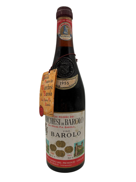 Barolo Marchesi di Barolo 1955 Flasche auf weißem Hintergrund