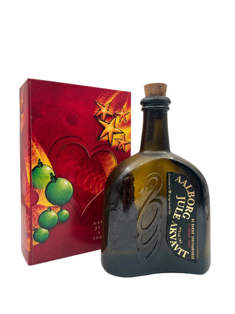 Aalborg Weihnachts-Akvavit-Flasche neben einer Geschenkbox
