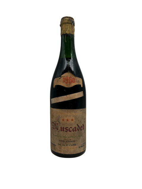 Flasche Muscadet E. Cappe 1960 mit goldenem Verschluss und Vintage-Etikett