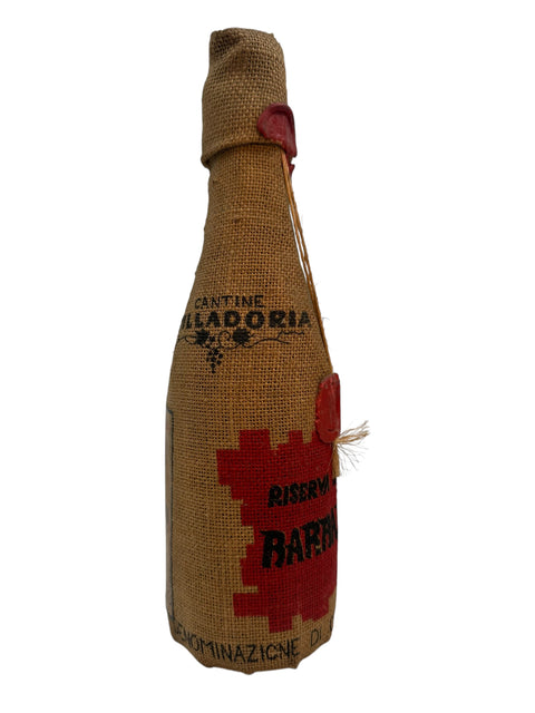 Flasche Barbaresco Cantina Villadoria 1975 in Jutebeutel verpackt