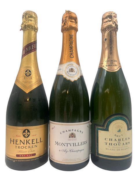Trois bouteilles de champagne avec des étiquettes différentes