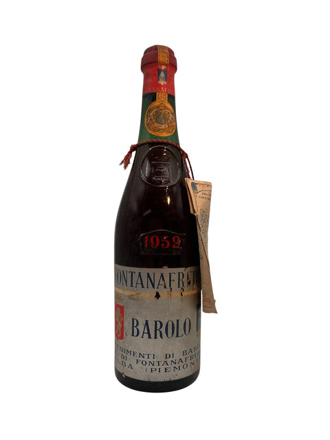 Bouteille de Barolo Fontanafredda 1952 avec étiquette
